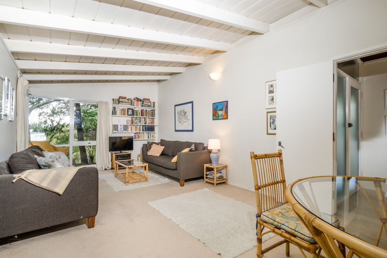 Photo of property in 64 Tiroroa Avenue, Te Atatu South, Auckland, 0610