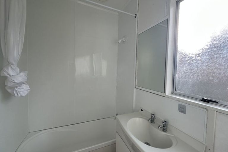 Photo of property in 33 Selak Place, Glen Eden, Auckland, 0602