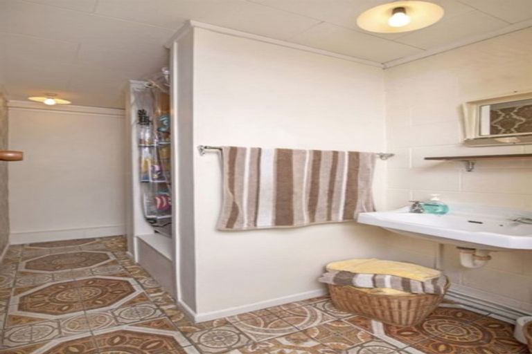 Photo of property in 76 Beechdale Crescent, Pakuranga Heights, Auckland, 2010