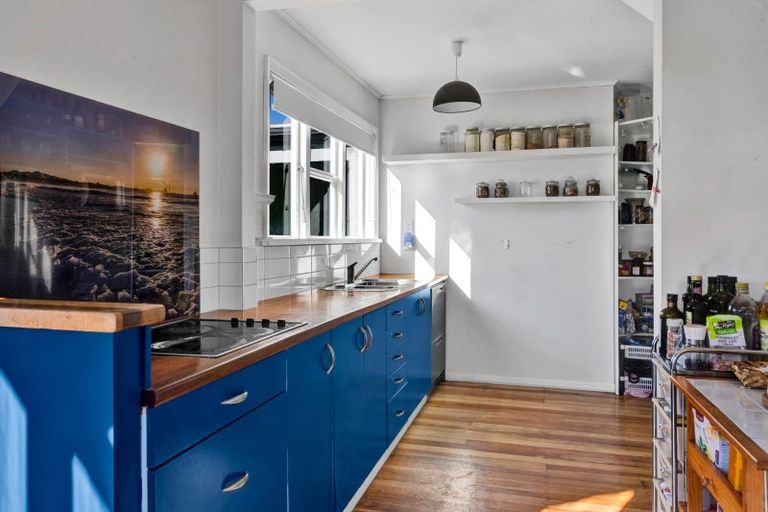 Photo of property in 10 Cook Street, Marfell, New Plymouth, 4310