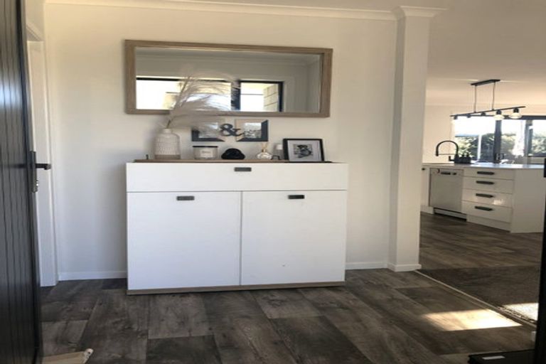 Photo of property in 31 Tahuna Minhinnick Drive, Glenbrook, 2681