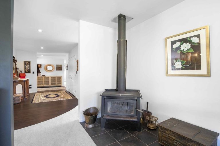 Photo of property in 424 Tararua Road, Levin, 5571