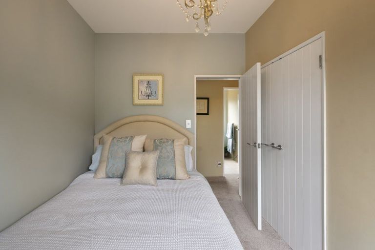 Photo of property in 70 Waicola Drive, Fitzherbert, Palmerston North, 4471