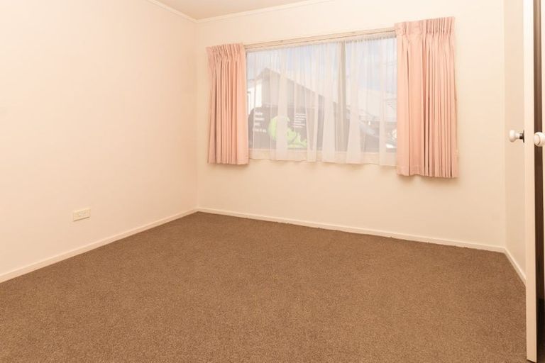 Photo of property in 1/13 Goldfinch Rise, Unsworth Heights, Auckland, 0632