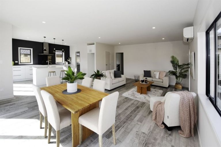 Photo of property in 17 Papa Orchard Drive, Kumeu, 0810