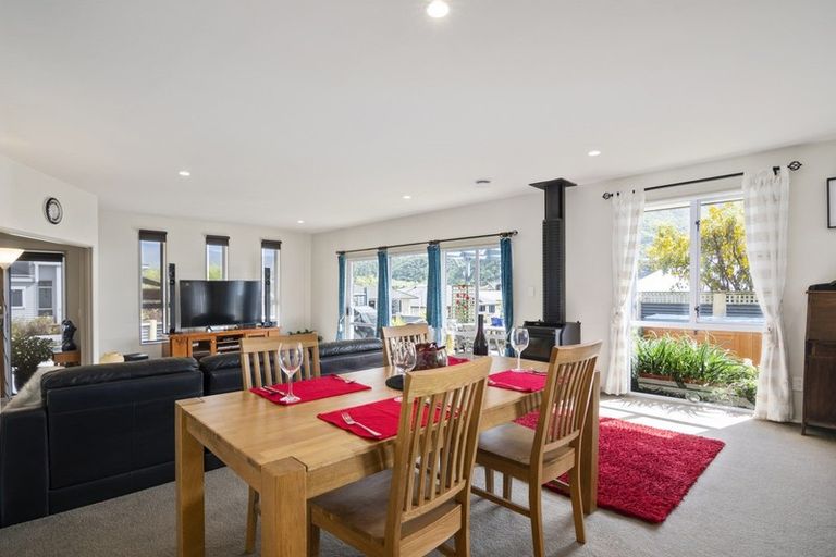 Photo of property in 2 Nautique Place, Waikawa, Picton, 7220