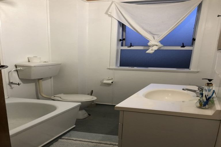 Photo of property in 12-14a Worcester Place, Cannons Creek, Porirua, 5024