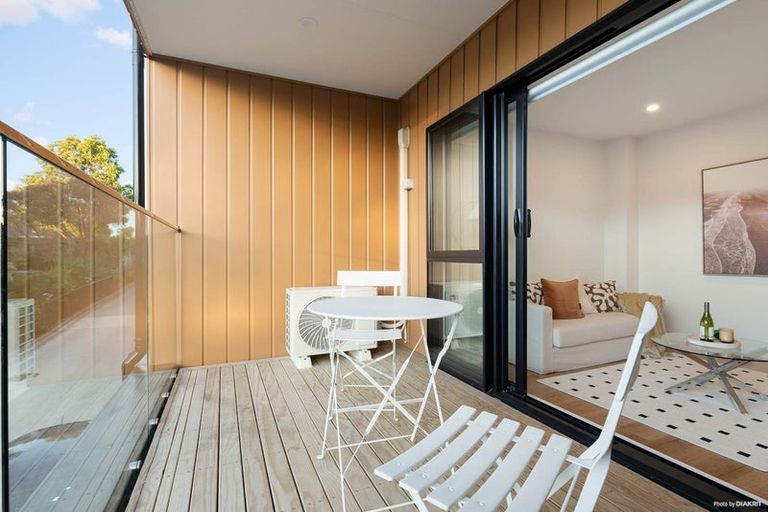 Photo of property in 11/9 Schnapper Rock Road, Greenhithe, Auckland, 0632