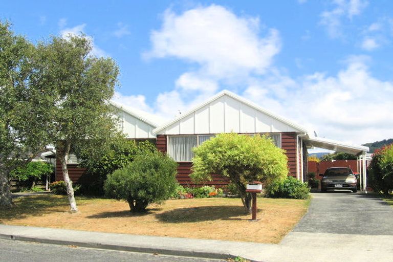 Photo of property in 2/19 Roband Crescent, Brown Owl, Upper Hutt, 5018