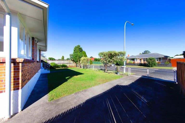 Photo of property in 3 Roby Street, Te Atatu Peninsula, Auckland, 0610