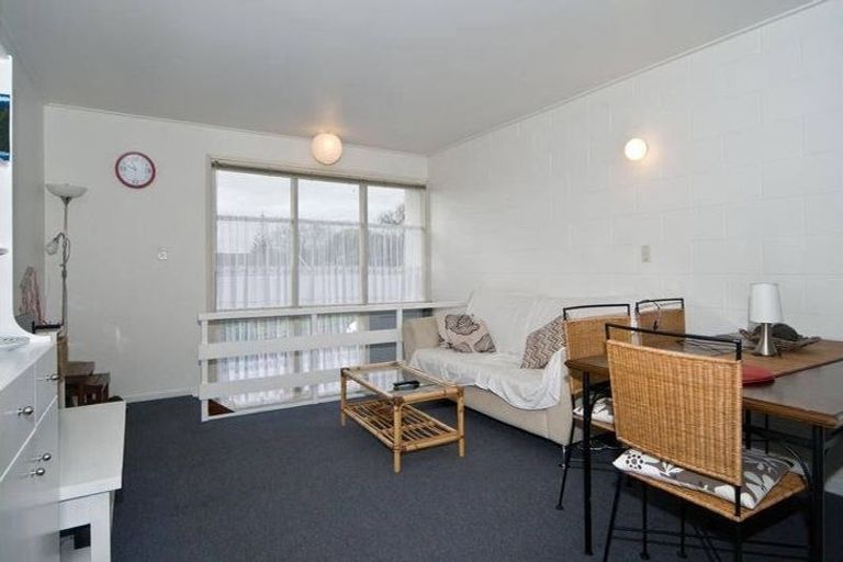 Photo of property in 1 Hinekohu Street, New Lynn, Auckland, 0600