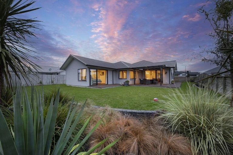 Photo of property in 4 Korako Drive, Kumeu, 0810