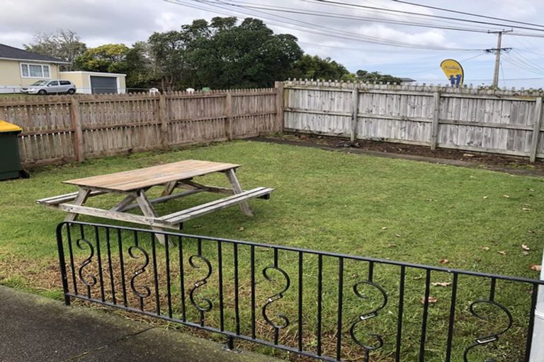 Photo of property in 4 Humphrey Kemp Avenue, Henderson, Auckland, 0612