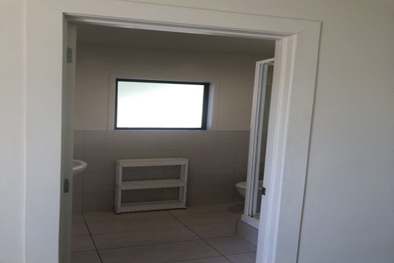 Photo of property in 903 West Coast Road, Waiatarua, Auckland, 0604