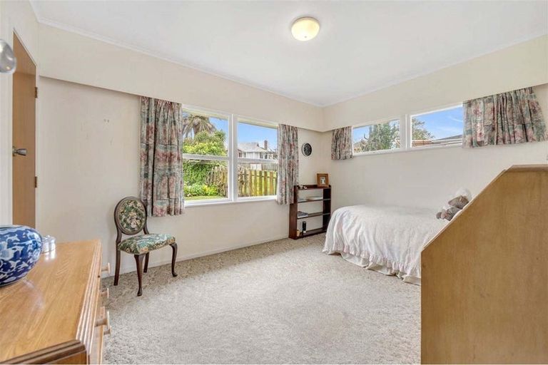 Photo of property in 17 Larne Avenue, Pakuranga Heights, Auckland, 2010