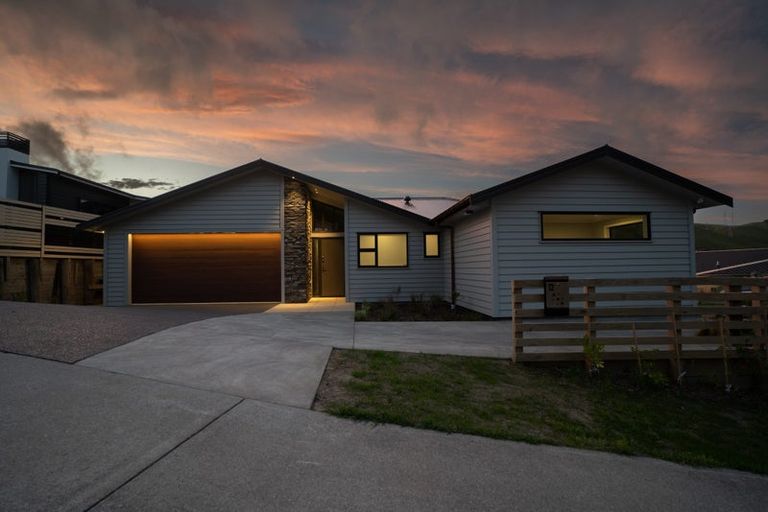 Photo of property in 12 Prestwich Rise, Churton Park, Wellington, 6037