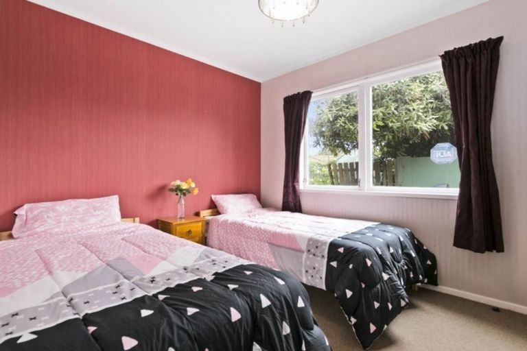 Photo of property in 37 Takapu Street, Henderson, Auckland, 0612