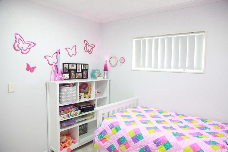 Photo of property in 22 Ashmere Lane, Weymouth, Auckland, 2103