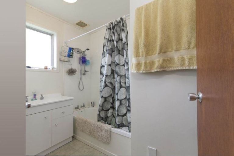 Photo of property in 2/89 Bruce Mclaren Road, Henderson, Auckland, 0612