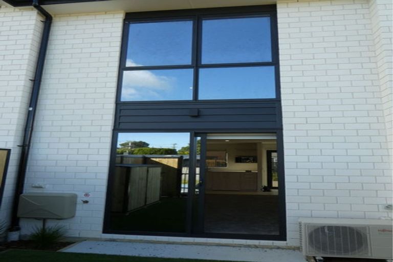 Photo of property in 4/172 Don Buck Road, Massey, Auckland, 0614