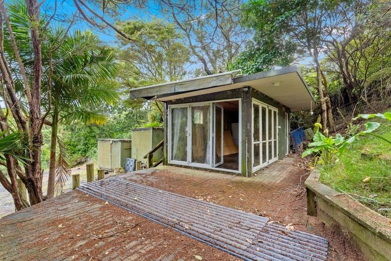 Photo of property in 10 Hobbs Road, Matakatia, Whangaparaoa, 0930