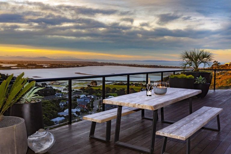 Photo of property in 15 Omeo Crescent, Redcliffs, Christchurch, 8081