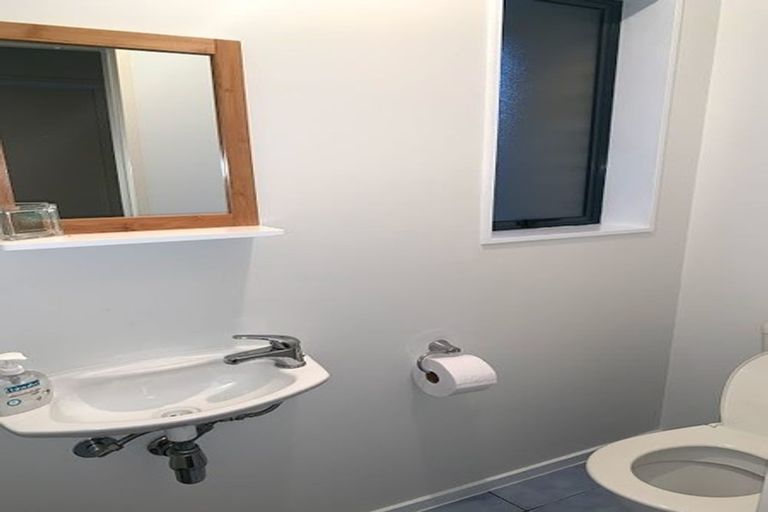 Photo of property in 24 Piper Place, Goodwood Heights, Auckland, 2105