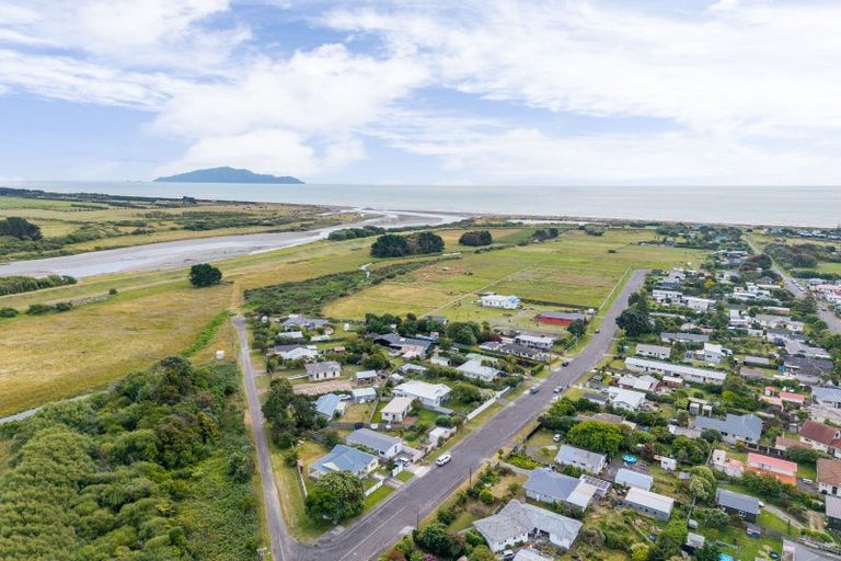 Photo of property in 37 Kiharoa Street, Otaki Beach, Otaki, 5512