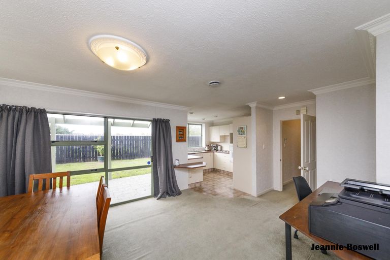 Photo of property in 30 Caroline Crescent, Highbury, Palmerston North, 4412