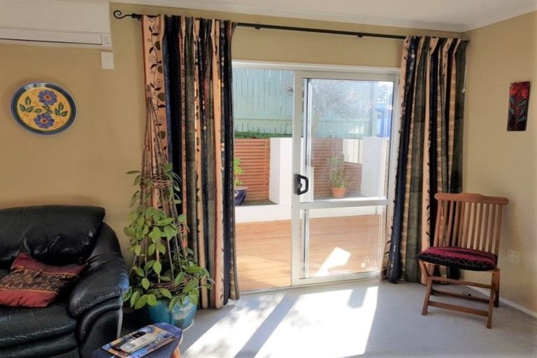 Photo of property in 18 Woolwich Close, Whitby, Porirua, 5024