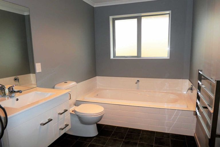 Photo of property in 18 Northmoor Boulevard, Rolleston, 7615