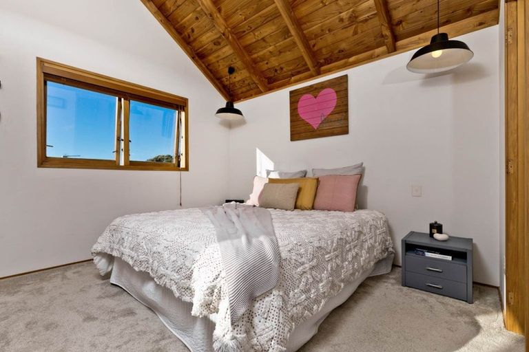 Photo of property in 8 Hyde Road, Rothesay Bay, Auckland, 0630