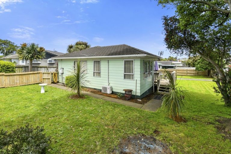 Photo of property in 1 Hobart Crescent, Wattle Downs, Auckland, 2103