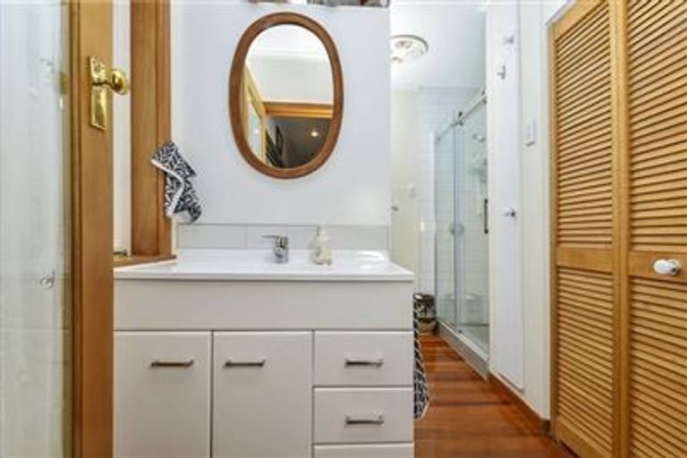 Photo of property in 156 East Coast Road, Forrest Hill, Auckland, 0620