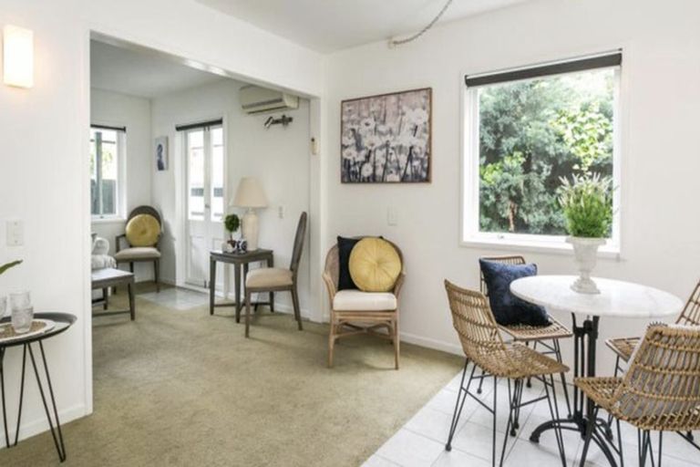 Photo of property in 11 Shortland Place, Havelock North, 4130