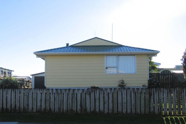 Photo of property in 8 Robert Mckeen Street, Otaki Beach, Otaki, 5512