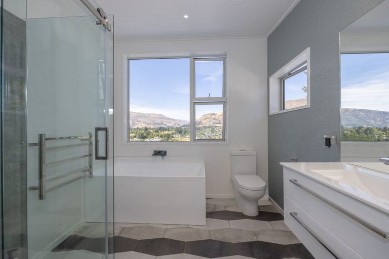 Photo of property in 12 Hillview Place, Wanaka, 9305