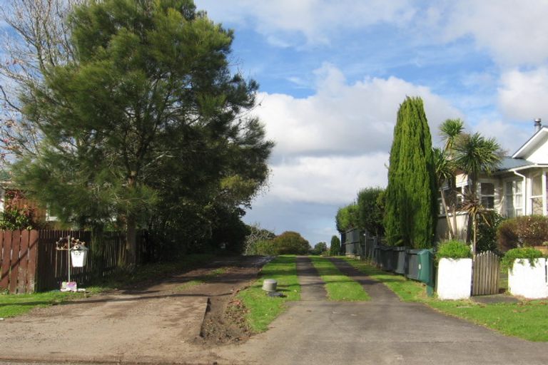 Photo of property in 2/122a Matipo Road, Te Atatu Peninsula, Auckland, 0610