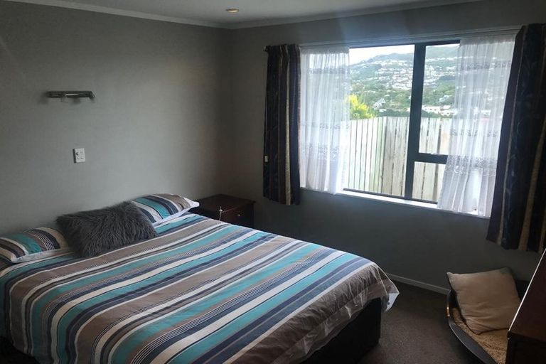 Photo of property in 22 Evesham Place, Newlands, Wellington, 6037