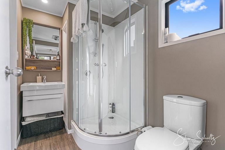 Photo of property in 17 Hook Road, Paparoa, 0571