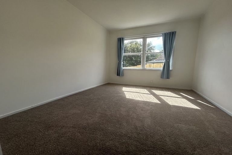 Photo of property in 392 Glenfield Road, Glenfield, Auckland, 0629