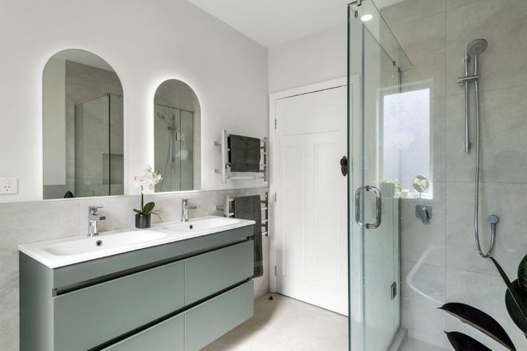 Photo of property in 17 Rangatira Road, Birkdale, Auckland, 0626