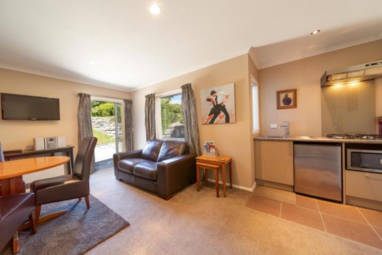 Photo of property in 14 Milward Place, Kelvin Heights, Queenstown, 9300