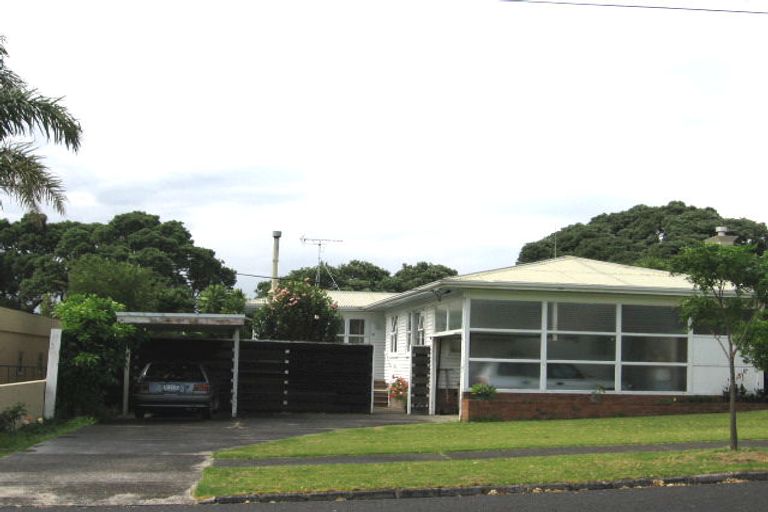 Photo of property in 21 Heath Avenue, Northcote, Auckland, 0627