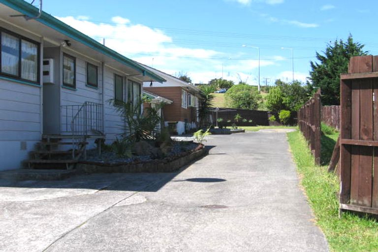Photo of property in 1/77 Santiago Crescent, Unsworth Heights, Auckland, 0632