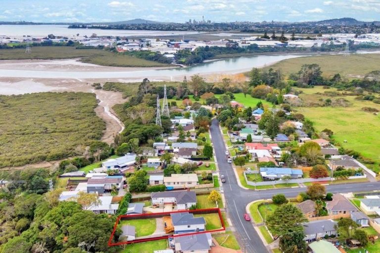 Photo of property in 60 Glen Marine Parade, Glendene, Auckland, 0602