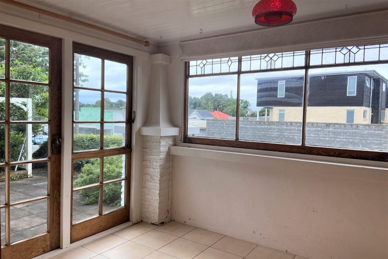 Photo of property in 12 Mangorei Road, Strandon, New Plymouth, 4312