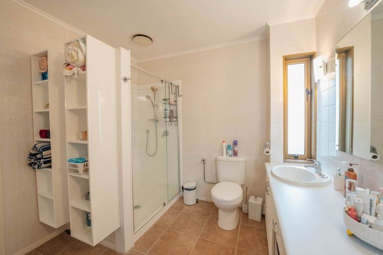 Photo of property in 1/18 Holdaway Avenue, Northcote, Auckland, 0627