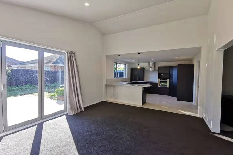 Photo of property in 32 Ambleside Drive, Burnside, Christchurch, 8053