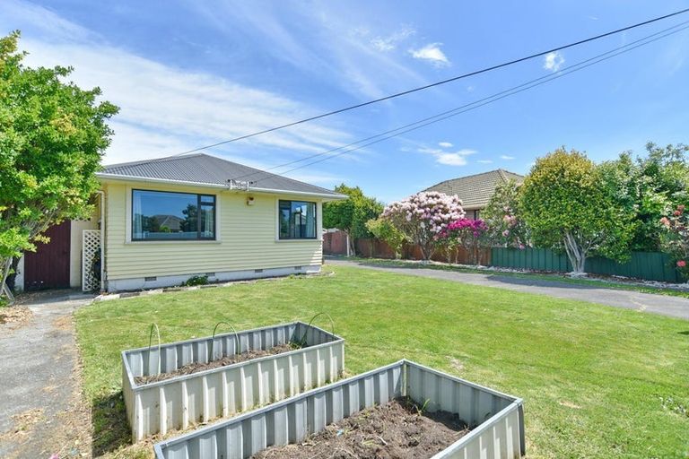 Photo of property in 15 Emlyn Place, Avondale, Christchurch, 8061